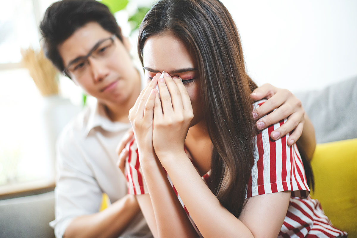man comforting his detoxing wife wondering what to expect when a loved one is in addiction detox